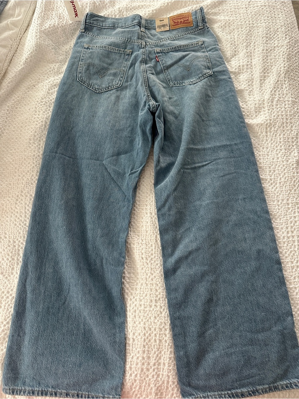 NWT Levi's Women's Straight Leg Jeans in Light Wash Blue - Picture 3 of 4